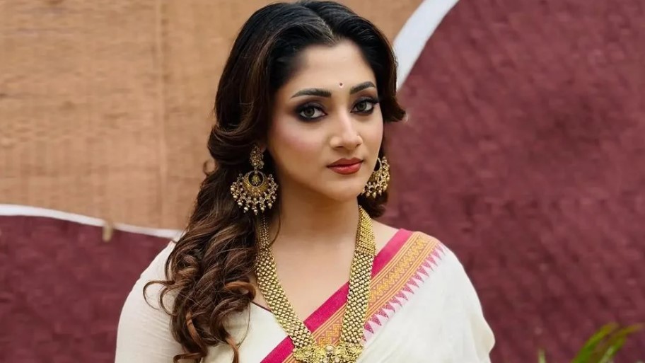 পূজায় পুরোনো শাড়িতে স্টাইলে আনুন নতুনের ছোঁয়া, রইল ফ্যাশন টিপস
