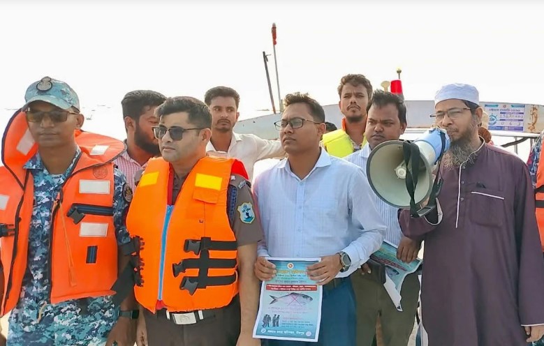 চাঁদপুরে মা ইলিশ রক্ষায় নৌপথসভা, জেলেদের মধ্যে লিফলেট বিতরণ