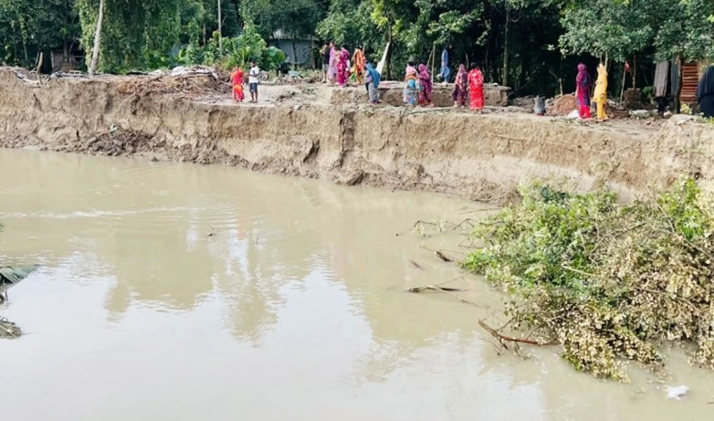 মধুমতির ভাঙনে সর্বহারা শত শত পরিবার, জরুরি বাঁধের দাবি